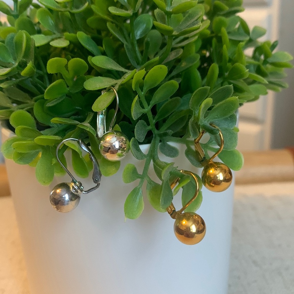 Lot of 2 pair earrings, gold & silver, classic & simple